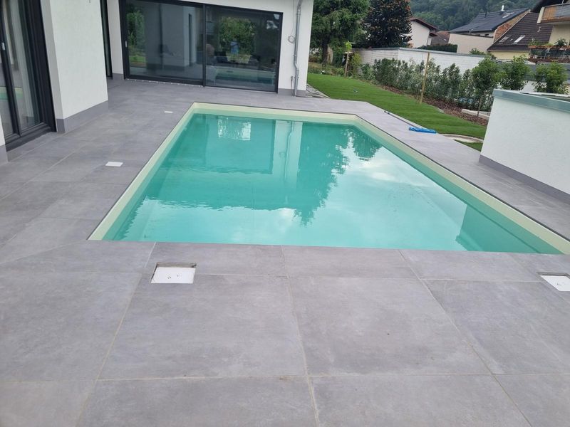 Fertiger Pool mit Terrasse aus großformatigen Feinsteinzeugplatten