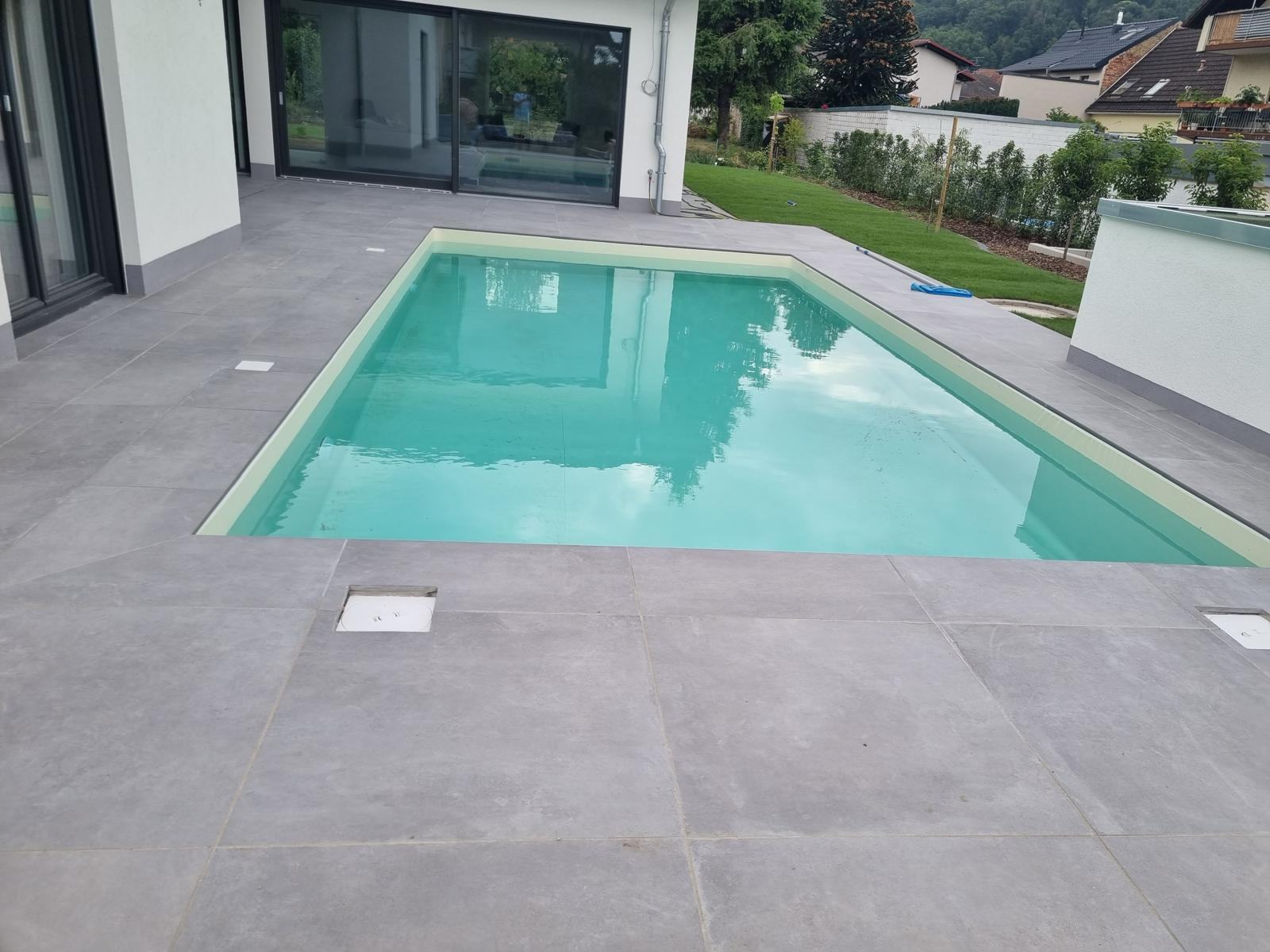 Pool mit Terrasse aus großformatigen Platten, gebaut von EKG-Bau