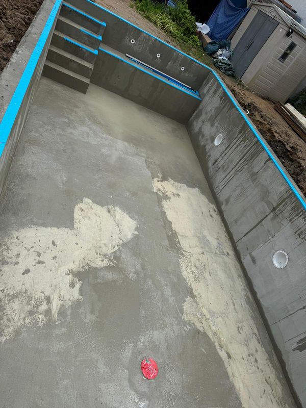 Verputztes Becken mit Treppe und Einbauteilen vor dem Auskleiden