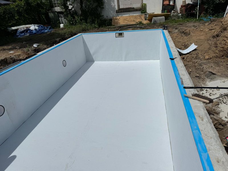 Becken mit heller Folie ausgekleidet