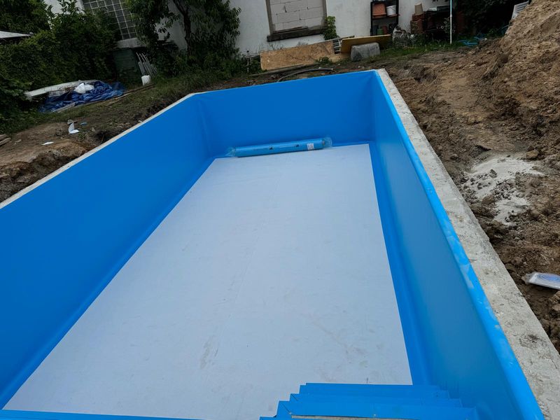 Becken mit blauer Folie kurz vor dem Befüllen