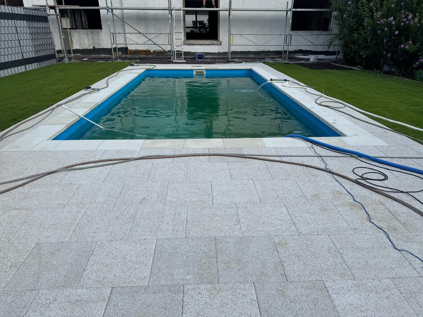 Pool mit Plattenumrandung und neuem Rasen