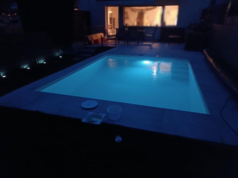 Pool mit Unterwasserbeleuchtung am Abend
