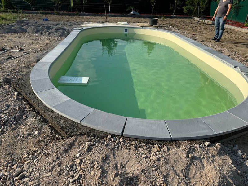 Ovales Becken mit Randsteinen in der Bauphase