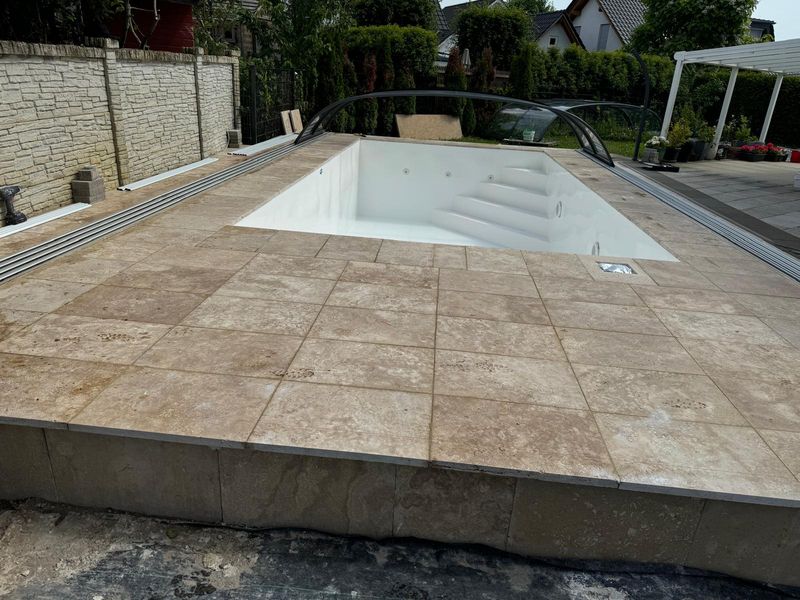 Pool mit Plattenrand in Natursteinoptik