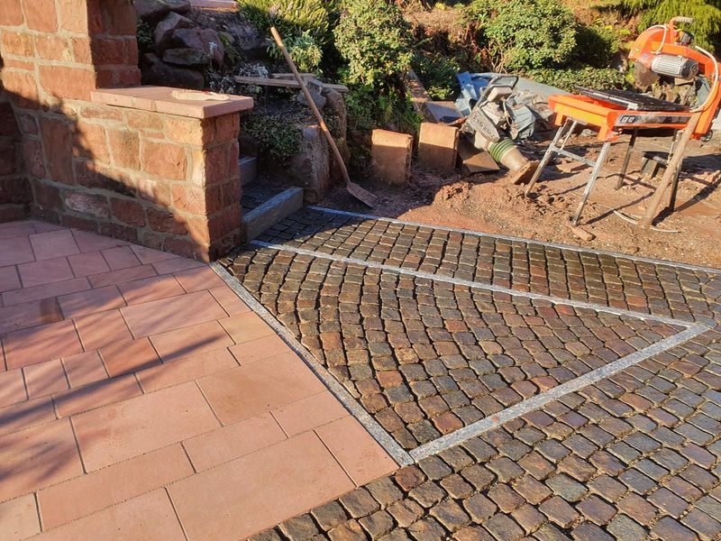 Kopfsteinpflaster neben Sandsteinplatten