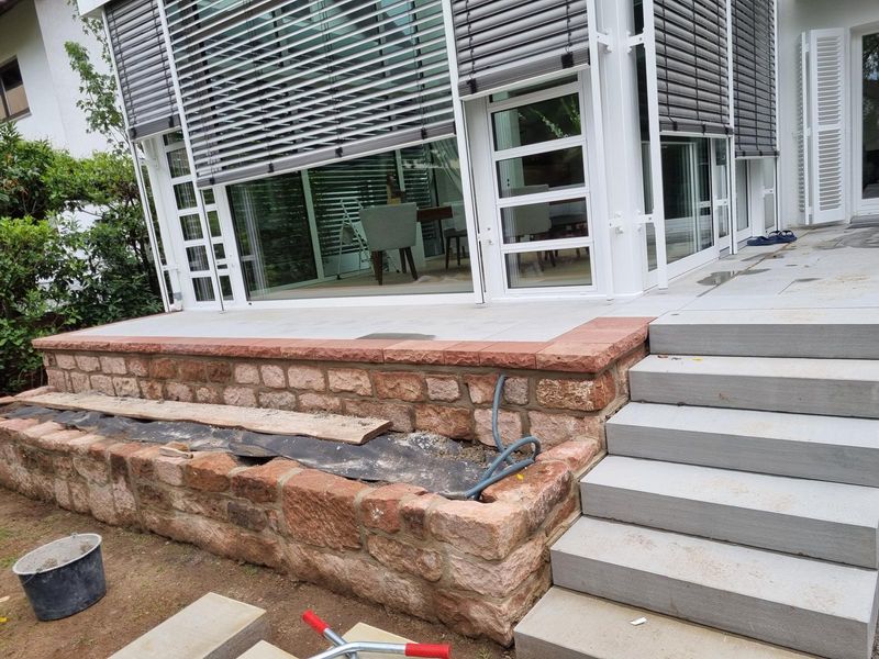 Terrasse mit Sockel aus Buntsandstein und neuer Treppe