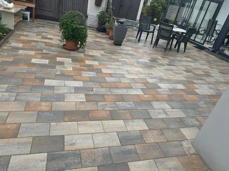Terrasse aus mehrfarbigem Betonpflaster
