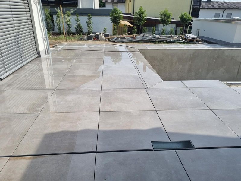 Terrasse aus großformatigen Platten