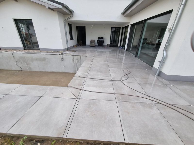 Innenhof mit großformatigen Platten