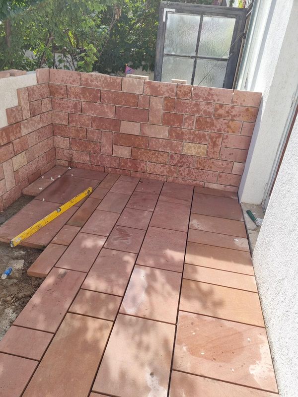 Sandsteinwand und Sandsteinplatten auf einem Balkon