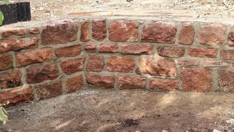 Gebogene Mauer aus Buntsandstein