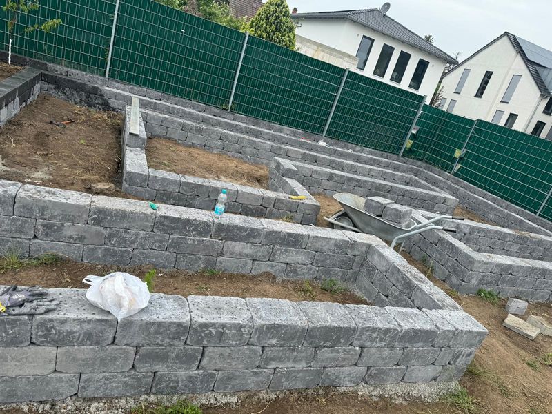 Mauern aus Betonsteinen für Beete und Stufen