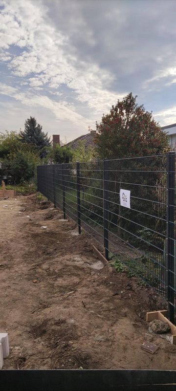 Neuer Zaun aus Doppelstabmatten