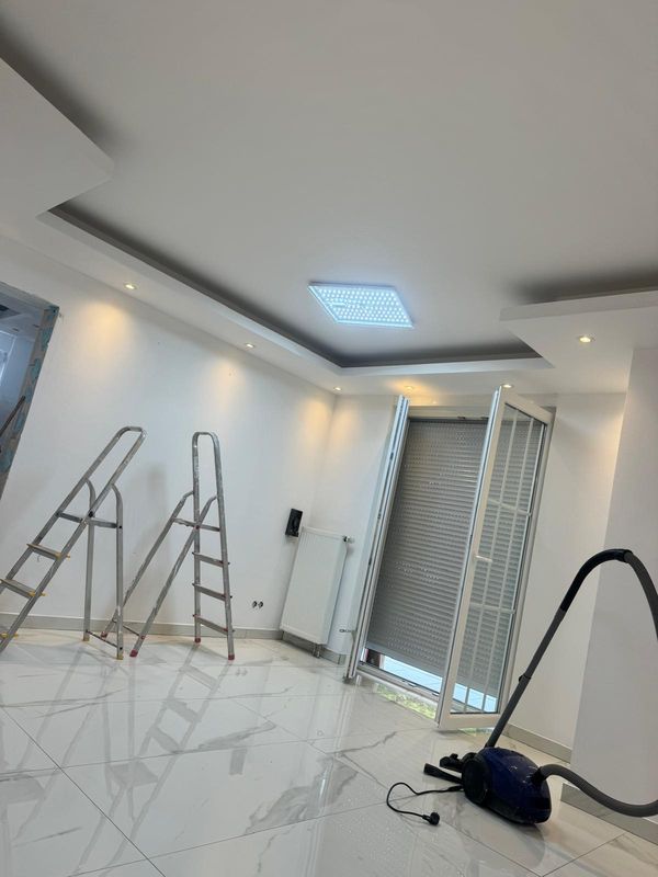 Abgehängte Decke mit Lichtfeld und neuem Boden