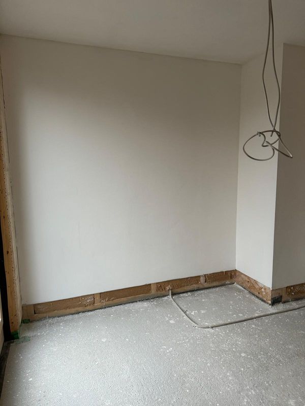 Raum im Ausbau mit Holzsockel