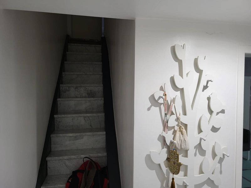 Treppenaufgang mit Wandgestaltung